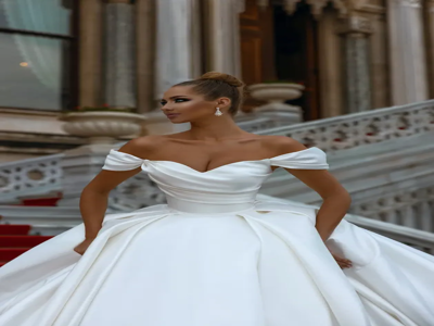 Как сочетать мини платье с вырезом в форме сердца с аксессуарами